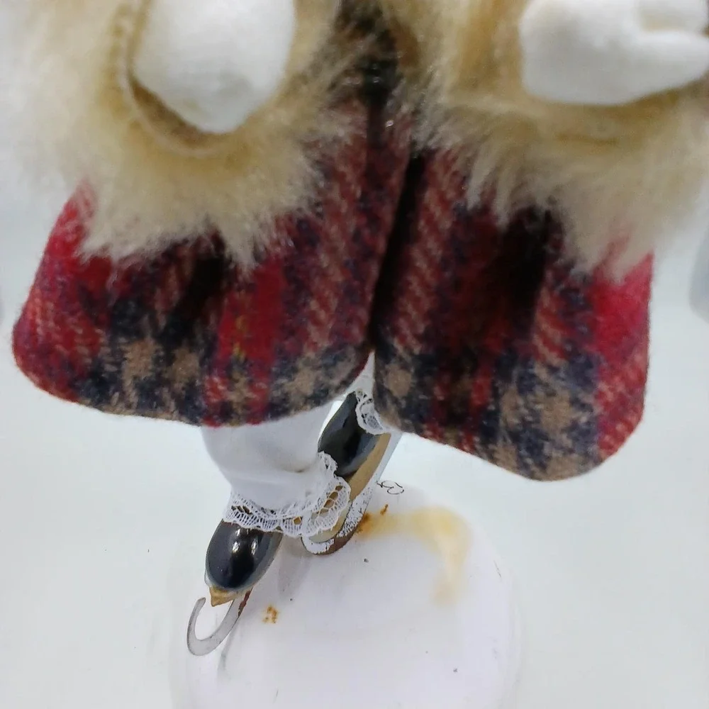 Byers Choice Caroler Ice Skater Girl Figurine 2000 Holiday Decor USA Signed‎